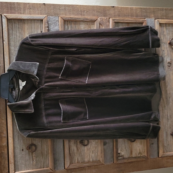 G.H. Bass & Co. Tops - BASS moss green velvet pocket button down shirt.  Size L women's. ST PATTY GREEN